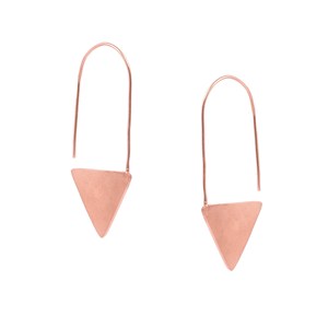 Boucles d'oreilles pendantes sophistiquées en laiton plaqué or 18 carats, charme triangulaire finement travaillé alliant forme minimaliste, cadeau pour femme pour les fêtes - Product Image 3