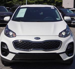 Superbe Sportage LX AWD 2022 d'occasion avec jantes en alliage foncées, sièges en cuir, pack sport, système de navigation et télécommande automatique - Product Image 1