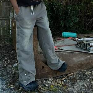 Nouvel arrivage de pantalons de survêtement vintage délavés Streetwear Pantalon de survêtement en strass avec bouton personnalisé et effet soleil sur le côté - Product Image 4