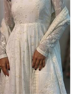 Lanzamiento de un Nuevo Vestido Anarkali de Diseño Moderno para Fiestas, en Georgette Ligero con Lentejuelas y Bordado - Product Image 3