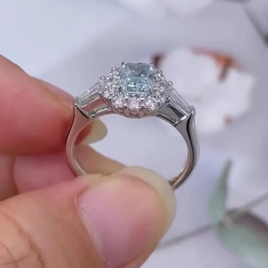 แหวนเพชรแล็บ 2 กะรัต สีฟ้าสดใสทรงเรเดียนท์ ทรงบาแก็ตต์ ประดับด้วยเพชรสามเม็ด วงแหวนทอง 14K ชุบโรเดียม ได้รับการรับรองจาก IGI สำหรับผู้หญิง - Product Image 4