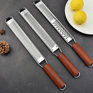 <span class=keywords><strong>Râpe</strong></span> <span class=keywords><strong>à</strong></span> beurre et <span class=keywords><strong>à</strong></span> fromage en acier inoxydable de nouvelle conception 2026, petite taille, manche en <span class=keywords><strong>bois</strong></span> spécial, longue et mignonne - Product Image 3
