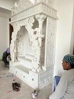Temple hindou en marbre blanc pur, sculpté à la main, de forme Taj Mahal moderne, conçu sur mesure pour la salle de prière domestique, espace de Puja intérieur durable et idéal.