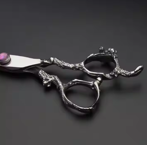 Ciseaux de coiffure professionnels en acier inoxydable allemand, 5,5 pouces, avec poignée Dragon noire et élégante, à vis fantaisie - Product Image 5