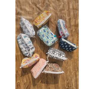 Neceser con estampado de bloques, Floral Vintage Neceser de maquillaje, organizador de cosméticos hecho a mano para mujer, neceser de viaje de algodón acolchado bohemio - Product Image 4