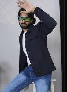 เสื้อโค้ทยาวผู้ชายสไตล์โมเดิร์น ผลิตจากผ้าวิสโคส เหมาะสำหรับใส่ไปทำงานหรือประชุมธุรกิจ มีจำหน่ายในปริมาณมาก - Product Image 3