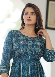 Kurti indien à manches trois-quarts et col rond, imprimé de styliste avec broderie florale - Product Image 3