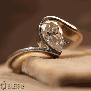 Bague de fiançailles de style solitaire avec diamant taille poire pour femme - Product Image 4