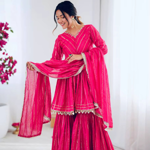 Haut élégant en mal chanderi avec de vrais motifs miroir faits à la main, manches longues, associé à un sharara plazzo évasé et à un dupatta assorti. - Product Image 1