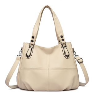 Sac à bandoulière en cuir marron de style rétro avec un rabat incurvé et une grande boucle, un accessoire intemporel et polyvalent, en vente en gros - Product Image 4