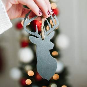 Ornements suspendus de Noël en métal faits à la main avec des motifs découpés complexes pour un style esthétique de décoration de maison de vacances - Product Image 5