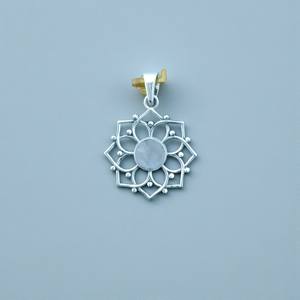 Pendentif en argent avec motif floral, fait à la main, pierre précieuse de lune arc-en-ciel, pendentif de charme avec prix de gros, bijoux - Product Image 2