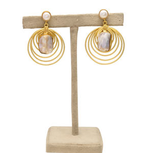 Pendientes de Perlas Naturales de Agua Dulce Color Blanco Ostra, Latón Vintage Chapado en Oro de 24K, Hechos a Mano, para Novias - Product Image 3