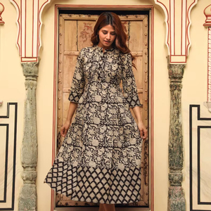 Robe Bohème Brenna Coupe Trapèze Longueur Mollet Imprimée à la Main en Coton Pur Noir Crème Mode Éthique - Product Image 1