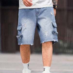 Shorts en jean décontractés pour homme, bleu clair délavé, déchirés, avec poches cargo latérales, longueur genou, ourlet brut effiloché, taille haute - Product Image 6
