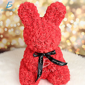 Composizione Floreale Artigianale a Forma di Coniglio con Rose 25x25x17cm, Bouquet per San Valentino in Schiuma PE, Fiori Finti Stampati in 3D, Realizzati a Mano - Product Image 1