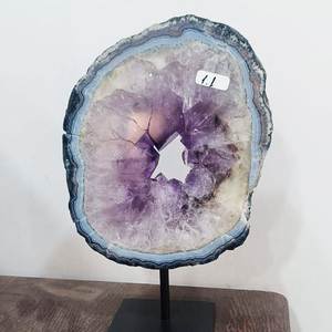 หินอเมทิสต์คลัสเตอร์ธรรมชาติพร้อมขาตั้งโลหะ - Product Image 1