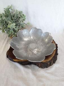 Bol de service élégant en aluminium antique de grande taille conçu pour les cuisines de ferme de maisons rustiques et les repas de vacances - Product Image 5