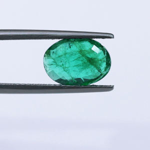 มรกตแซมเบียคุณภาพสูง 100% ธรรมชาติ รูปทรงวงรี 2.05 กะรัต สีเขียวกลาง หินประจำเดือนพฤษภาคม เหมาะสำหรับทำแหวนและจี้ - Product Image 3
