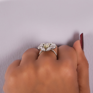 Bague de fiançailles en or massif 18 carats avec diamant de laboratoire jaune taille radiant en forme de fleur et diamant poire EF – Cadeau luxueux pour femme - Product Image 5