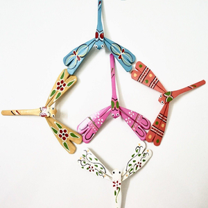 Juguete de libélula de bambú colorido hecho a mano, recuerdo de Arte de madera respetuoso con el medio ambiente, regalo tradicional vietnamita hecho en Vietnam - Product Image 1