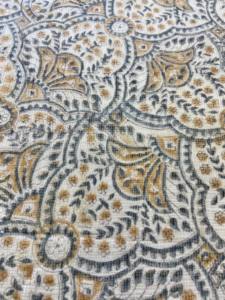 Tissu en coton imprimé à la main avec motif Paisley naturel, base beige avec motifs indigo et moutarde - Product Image 4