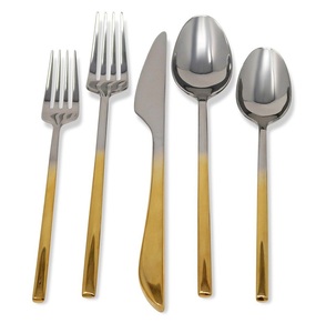 Couverts modernes en acier inoxydable avec couteaux, fourchettes et cuillères Couverts à poignées droites et finition plaquée or - Product Image 2