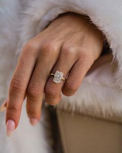 Bague de fiançailles Solitaire Moissanite coupe rayonnante 12x8mm en serti or classique à quatre griffes | Bijoux fins de mariage de mariée - Product Image 2