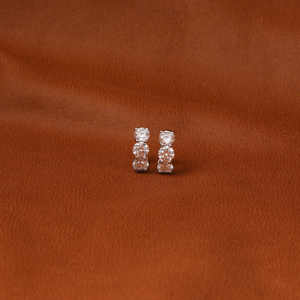 Boucles d'oreilles de luxe personnalisées en plaqué or massif 18KT avec diamants de laboratoire à taille ronde-Nouveau cadeau certifié IGI de style classique à la mode pour les femmes - Product Image 1