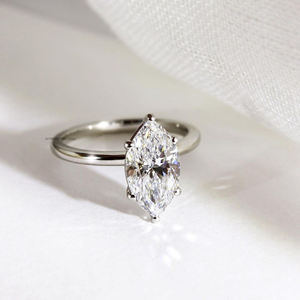 Bague de fiançailles solitaire en Moissanite coupe marquise de 6.5/13 millimètres avec bande arrondie de 8 millimètres et six broches pour femme - Product Image 2