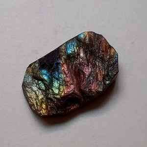 หินลาบราดอไรต์สีรุ้งธรรมชาติ แบบดิบ ได้รับการรับรองจาก GIA & IGI คุณภาพสูง ขนาด 50 มม. สำหรับงานทำเครื่องประดับแบบคลาสสิก งานพันลวด และงานบำบัด - Product Image 2