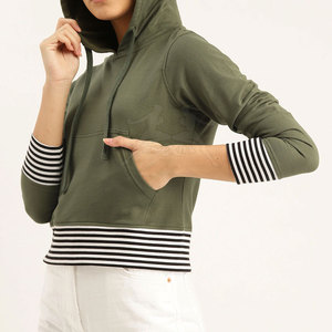 เสื้อครอปแบบสวมหัวมีฮู้ดผ้าน้ำหนักเบาและมีความยาวแบบทันสมัย - Product Image 3