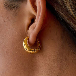 J&D Elegantes Pendientes de Aro Clásicos de Acero Inoxidable con Oro de 18K, Diseño de Estrella Hueca con Diamantes de Imitación, Accesorio de Moda - Product Image 2