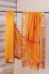 ผ้าไหมสีส้มพรีเมียมพร้อมขอบปักดิ้นทอง ชุดประจำชาติอินเดียแบบดั้งเดิม สำหรับงานแต่งงาน งานเลี้ยง และงานเทศกาล ดีไซน์เนอร์ส่าหรีสำหรับผู้หญิง - Product Image 4