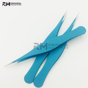 Pinza para cejas RMI Frowzy con recubrimiento en polvo de color y punta plateada, nuevo diseño puntiagudo. - Product Image 4