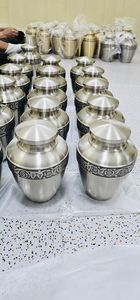 Urna Funeraria de Latón para Cenizas Humanas Adultas, Acabado Dorado Marrón, Grabada, Estilo Americano, Capacidad de 220 Pulgadas Cúbicas, Brassworld - Product Image 3