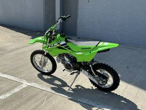 Kawasaki KLX 110R 112cc 2025-2026 d'origine, nouvelle moto tout-terrain, prête à être expédiée dans le monde entier - Product Image 4