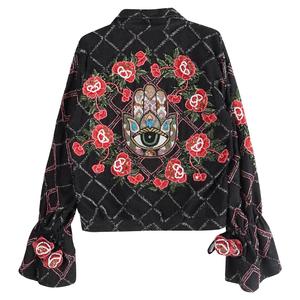 Chaqueta de Moda Premium para Mujer, Diseñada para Comodidad Diaria y Elegancia Casual de Inspiración Urbana Contemporánea - Product Image 3