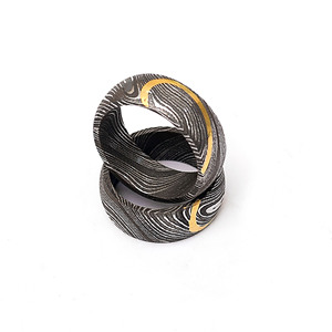 Juego de anillos de acero de Damasco hechos a mano personalizados con hermosa caja de regalo Juego de regalo de boda personalizado para regalos personales o de aniversario - Product Image 2