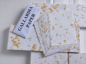 Papel Hecho a Mano con Pétalos de Flores Galladria, Hecho a Medida, para Invitaciones de Boda, Manualidades, Papelería Floral Reciclada y Sostenible - Product Image 4