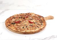 Exquise handgemaakte goudenbruine olijfhouten ecologische pizzabord - ArtisRaw merk, authentiek Tunesisch vakmanschap
