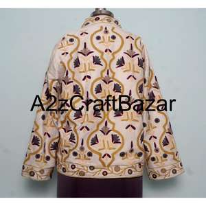Veste en velours Suzani brodée à la main par des artisans, avec des rayures grises, fabriquée avec des matériaux de haute qualité et offrant un aspect Suzani - Product Image 5