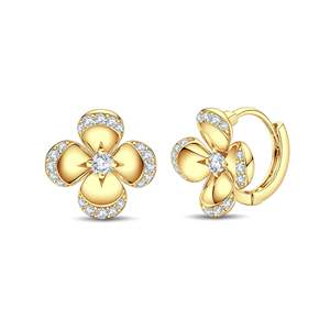 Pendientes Huggie Sparkling Clover con Diamantes Cultivados en Laboratorio de 0.52ct, Oro Vermeil de 18K, Joyería Fina para Mujer - Product Image 2
