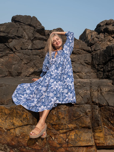 Robe Maxi Kyra imprimée à la main à fleurs bleues pour femmes Style décontracté à ourlet évasé en coton bohème pour la saison d'automne - Product Image 6