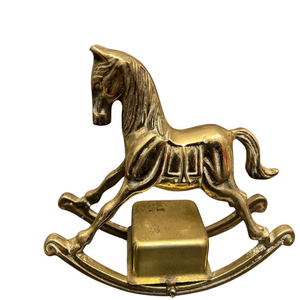 Figura clásica de caballo mecedora de latón vintage, una pieza decorativa encantadora. Disponible a precios mayoristas. - Product Image 1