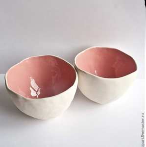 Bol de service en céramique fait main avec des tons naturels et des mouchetures subtiles, idéal pour les dîners ou les repas de vacances - Product Image 2