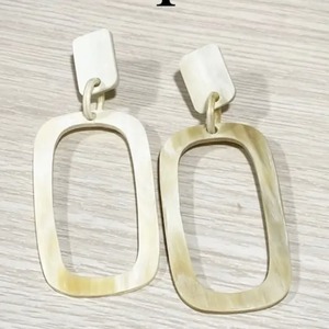 Boucles d'oreilles d'ange en résine de corne de croissant de Hanoi étanches faites à la main - Product Image 3