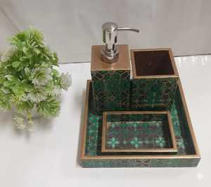 Ensemble de salle de bain de luxe écologique en MDF de qualité supérieure avec revêtement brillant en résine, comprenant un distributeur de lotion, un porte-savon et un récipient de rangement - Product Image 5