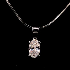 Bijoux modernes au design de diamant ovale pour cadeaux et pendentifs solitaires ovales en or blanc 14 carats de qualité supérieure, idéaux pour les fêtes - Product Image 1
