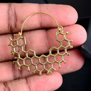 Un par de pendientes de aro de latón con enchufe de panal dorado Bali, pendientes de aro de panal de latón hechos a mano, joyería para regalo - Product Image 1